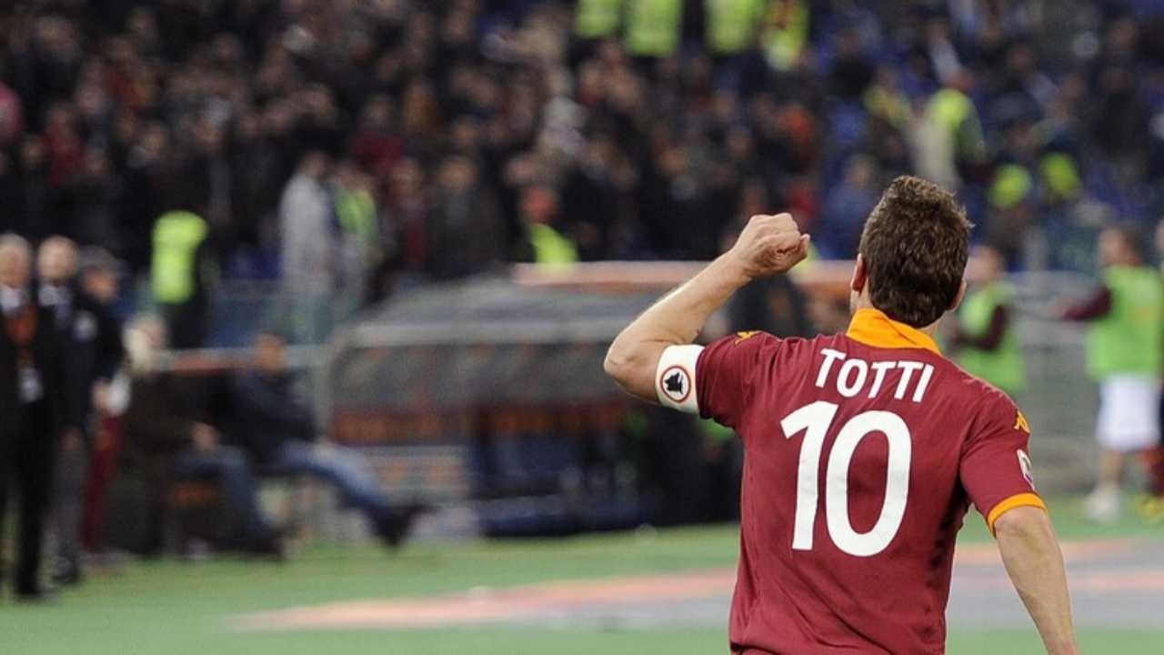 francesco totti con la maglia della roma (ansa)